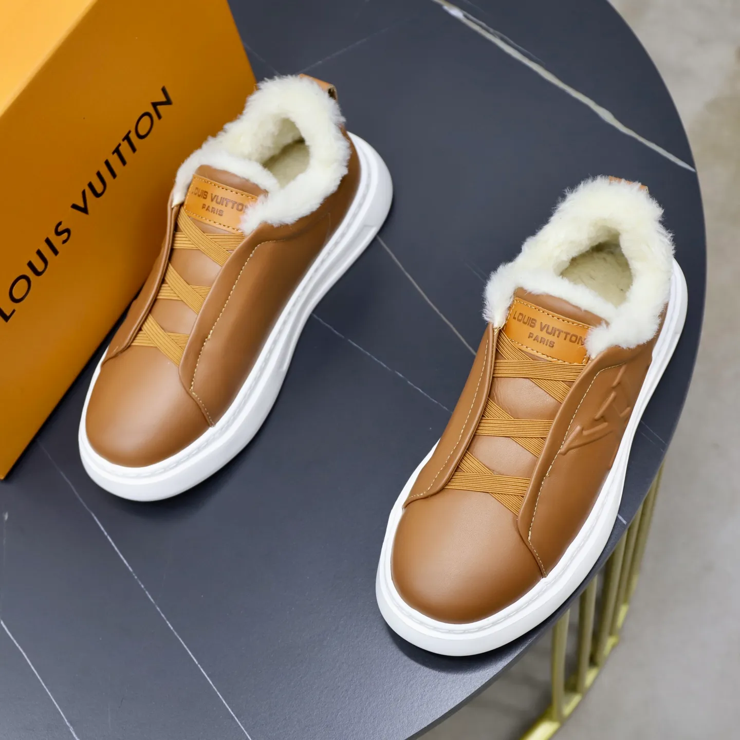 Ex-factory price: 500💰🙅‍♂️🙅‍♂️🙅‍♂️ Brand: LV Louis Vuitton Standard code: 38-44 (45 customized) Grade: Same as the official website Material: Original cowhide fabric Comfortable and warm wool lining Increased lightness, wear-resistant and soft outsole Style category: Men's fashionable casual shoes Running sneakers Distinguished luxury brand elements Top luxury Color: actual picture color